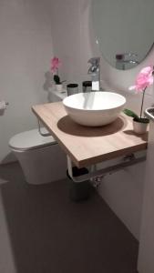 une salle de bain avec un lavabo blanc et des toilettes dans l'établissement Casa completa Loredo Beach, à Loredo 34 autres photos