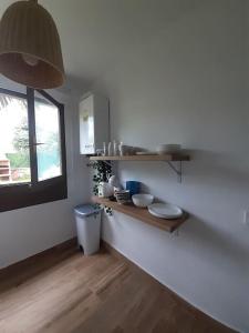 une cuisine avec des étagères en bois et une fenêtre dans l'établissement Casa completa Loredo Beach, à Loredo