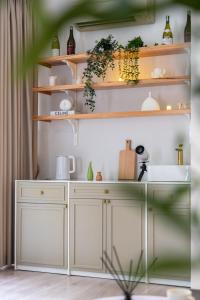 Nhà bếp/bếp nhỏ tại Sun Hanoi Opera Homestay 10m to HoanKiem Lake Old Quarter Ha Noi +13 ảnh