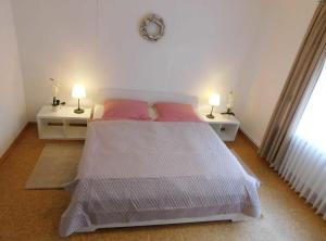 アウリッヒにあるFerienwohnung "Brazil"のベッドルーム1室(ベッド1台、テーブル2台、ランプ2つ付) +16枚の写真