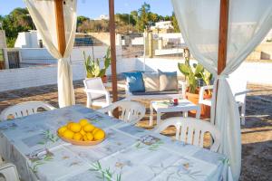 una mesa con un tazón de naranjas. en OLTREMARE casa per vacanze con terrazzo e 3 camere con 6 PL, en Casarano