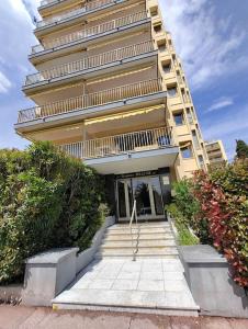 um prédio alto com escadas na frente em Bright and spacious seaside studio em Roquebrune-Cap-Martin mais 12 fotografias