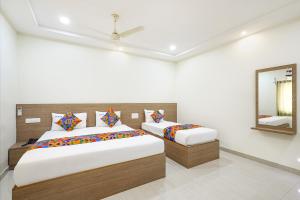 Postel nebo postele na pokoji v ubytování FabHotel Karthikeya Residency - Tirupati Bus Stand - 900m