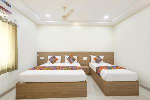Postel nebo postele na pokoji v ubytování FabHotel Karthikeya Residency - Tirupati Bus Stand - 900m