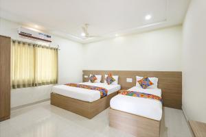 Postel nebo postele na pokoji v ubytování FabHotel Karthikeya Residency - Tirupati Bus Stand - 900m + 20 fotografií