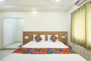 Postel nebo postele na pokoji v ubytování FabHotel Karthikeya Residency - Tirupati Bus Stand - 900m