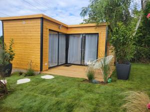 a small shed with a deck in a yard at Parenthèse et spa à deux pas de la place Stanislas in Malzéville
