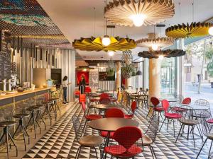 Reštaurácia alebo iné gastronomické zariadenie v ubytovaní Ibis Barcelona Plaza Glòries 22@