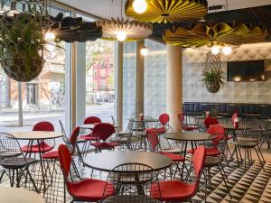 Reštaurácia alebo iné gastronomické zariadenie v ubytovaní Ibis Barcelona Plaza Glòries 22@