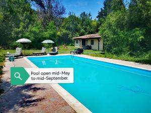 a swimming pool in a yard with a house at Quatre Saisons Été in Bergerac