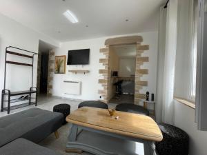 a living room with a table and a couch at Apparemment T2 en centre ville in Gournay-en-Bray