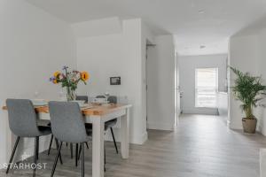 a dining room with a table and chairs at StarHost Residences - Brand New 2 bed apartment in Newbury Centre in Newbury