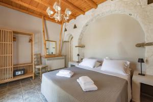 sypialnia z łóżkiem i dwoma ręcznikami na nim w obiekcie Rania Apartments Sea View w mieście Mykonos