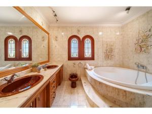 Ένα μπάνιο στο Holiday Home Villa Munar I by Interhome