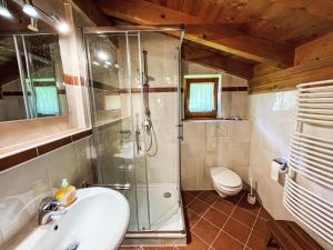 Bilik mandi di Holiday Home Chalet Walchsee by Interhome