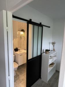 Koupelna v ubytování Chez Marcel Cabourg Appartement 2 pièces