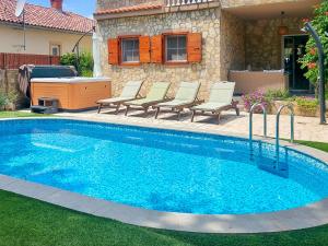 Bazén v ubytování Holiday Home Mikac by Interhome nebo v jeho okolí