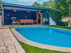 Bazén v ubytování Holiday Home Mikac by Interhome nebo v jeho okolí