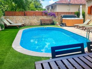 Bazén v ubytování Holiday Home Mikac by Interhome nebo v jeho okolí