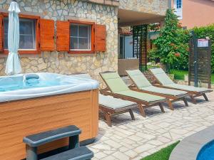 Bazén v ubytování Holiday Home Mikac by Interhome nebo v jeho okolí
