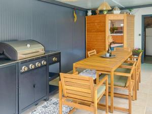 Kuchyň nebo kuchyňský kout v ubytování Holiday Home Mikac by Interhome