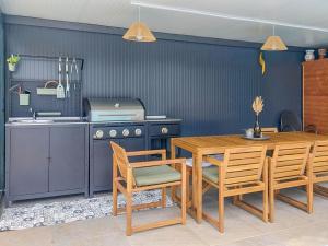Kuchyň nebo kuchyňský kout v ubytování Holiday Home Mikac by Interhome