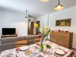 Μια τηλεόραση ή/και κέντρο ψυχαγωγίας στο Apartment Acero - SBO104 by Interhome