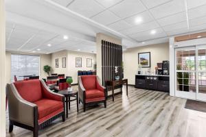 una sala d'attesa con sedie e tavoli rossi in ospedale di Comfort Inn & Suites Grenada a Grenada