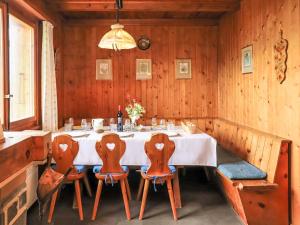 Un lugar para sentarse en Chalet Mungg by Interhome