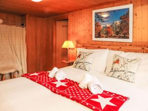Ένα ή περισσότερα κρεβάτια σε δωμάτιο στο Chalet La Bergerie by Interhome