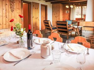 Un restaurante u otro lugar para comer en Chalet Mungg by Interhome