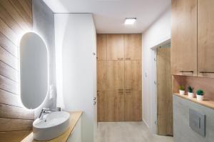 Koupelna v ubytování BoleslaviaApartments - Apartament Arte 5, parking free, EV, air conditioning + 6 fotografií