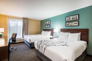Voodi või voodid majutusasutuse Sleep Inn & Suites Dunmore toas