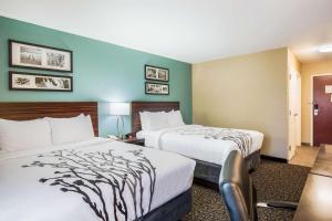 Voodi või voodid majutusasutuse Sleep Inn & Suites Dunmore toas