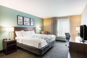 Voodi või voodid majutusasutuse Sleep Inn & Suites Dunmore toas