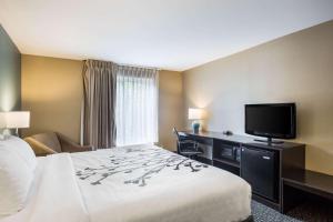 Voodi või voodid majutusasutuse Sleep Inn & Suites Dunmore toas