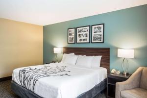 Voodi või voodid majutusasutuse Sleep Inn & Suites Dunmore toas