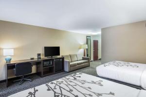 Voodi või voodid majutusasutuse Sleep Inn & Suites Dunmore toas