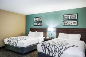 Voodi või voodid majutusasutuse Sleep Inn & Suites Dunmore toas