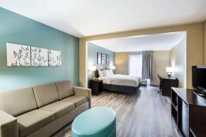 Voodi või voodid majutusasutuse Sleep Inn & Suites Dunmore toas
