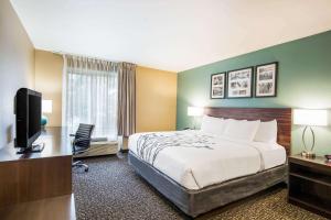 Voodi või voodid majutusasutuse Sleep Inn & Suites Dunmore toas
