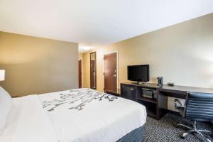 Televiisor ja/või meelelahutuskeskus majutusasutuses Sleep Inn & Suites Dunmore