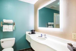 Vannituba majutusasutuses Sleep Inn & Suites Dunmore