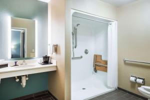 Vannituba majutusasutuses Sleep Inn & Suites Dunmore