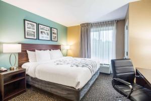 Voodi või voodid majutusasutuse Sleep Inn & Suites Dunmore toas