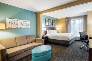 Voodi või voodid majutusasutuse Sleep Inn & Suites Dunmore toas