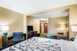 Voodi või voodid majutusasutuse Sleep Inn & Suites Dunmore toas