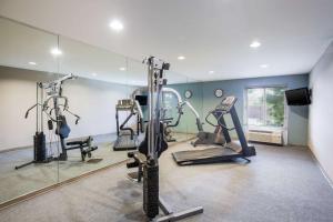 Spordikeskus ja/või sportimisvõimalused majutusasutuses Sleep Inn & Suites Dunmore