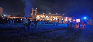 um grupo de pessoas em pé em frente a um edifício à noite em Savitri Valley Resort A Luxury Resort em Pushkar mais 65 fotografias