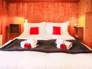 - une chambre avec un lit orné de roses rouges dans l'établissement Chalet Dorine by Interhome, à Nendaz